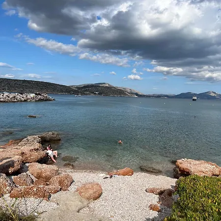 Ruby's 5 Min To The Sea * Vari (Attica)